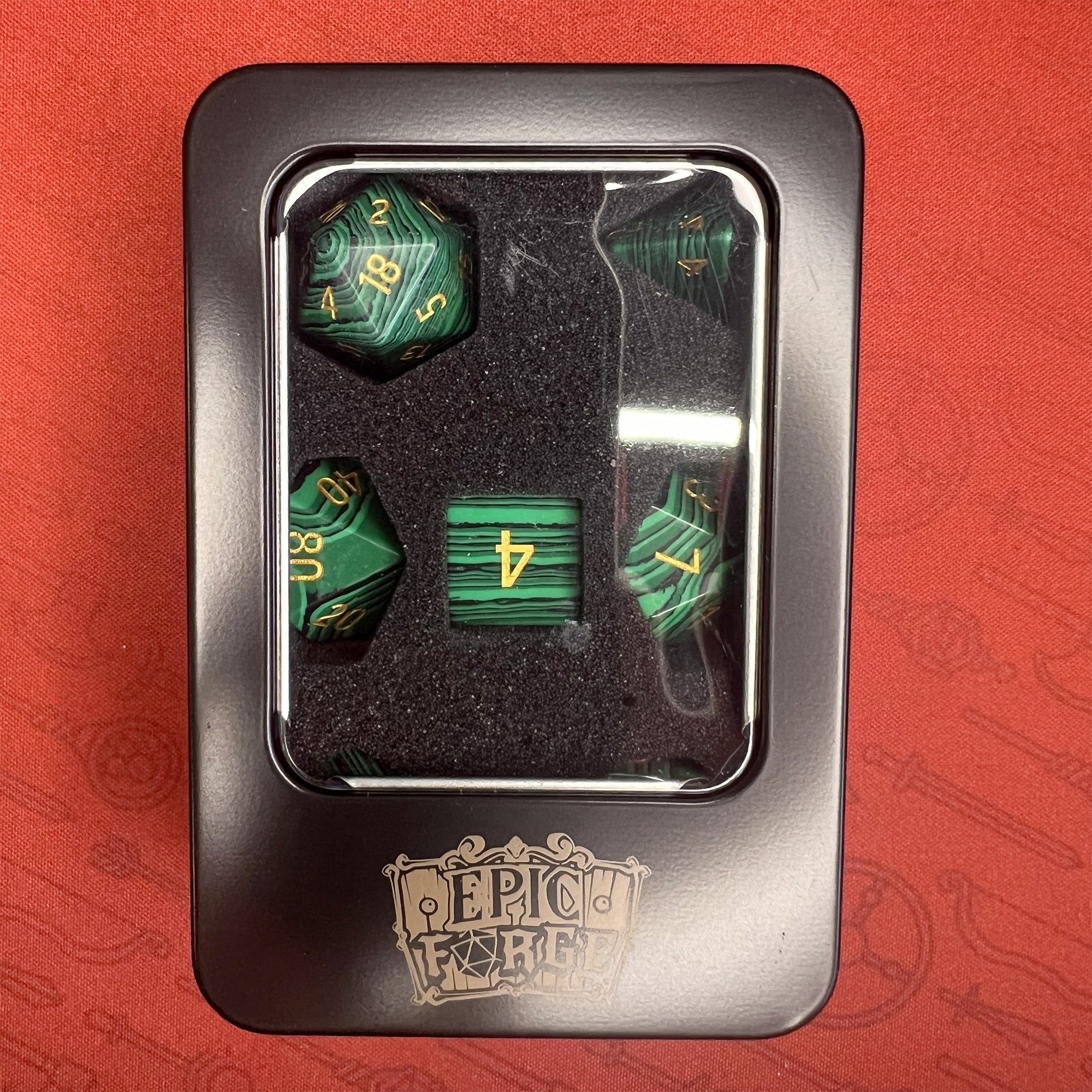 EPIC FORGE Semi-precious stone dice - Set of 7 dice with metal box- Synthetic- Malachite - Disponibile in 2/3 giorni lavorativi Trade Invaders