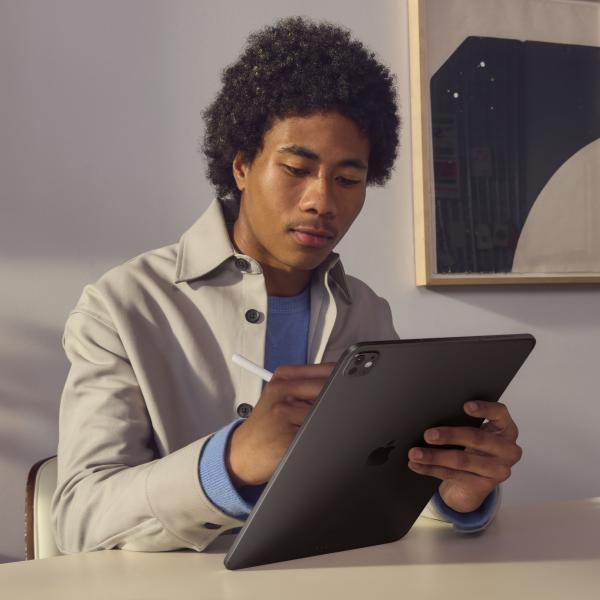 Apple iPad Pro 5G Apple M TD-LTE & FDD-LTE 256 GB 33 cm (13") 8 GB Wi-Fi 6E (802.11ax) iPadOS 17 Argento - Disponibile in 6-7 giorni lavorativi