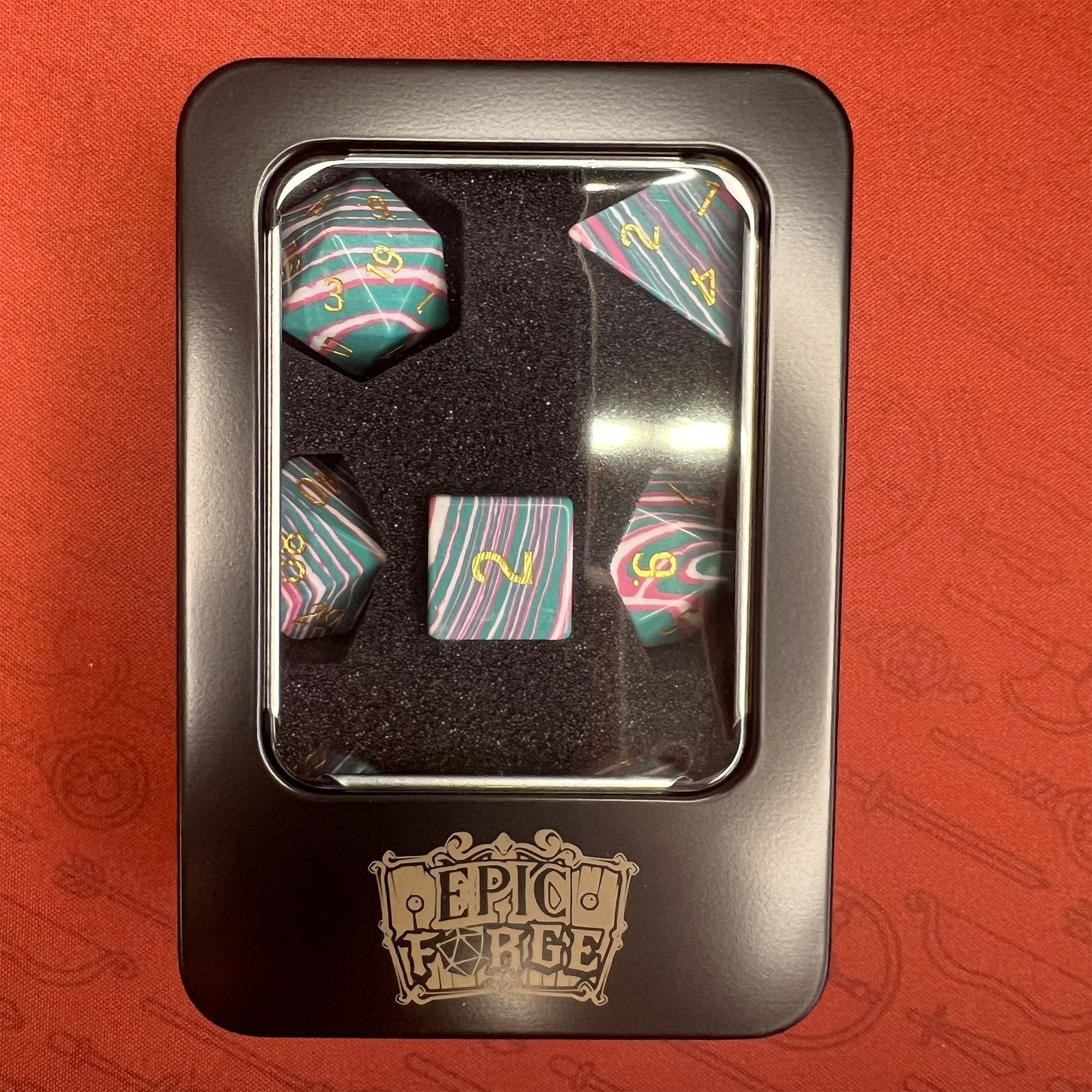 EPIC FORGE  Semi-precious stone dice - Set of 7 dice with metal box - Synthetic - Turquoise blue, green and red stripes Trade Invaders
