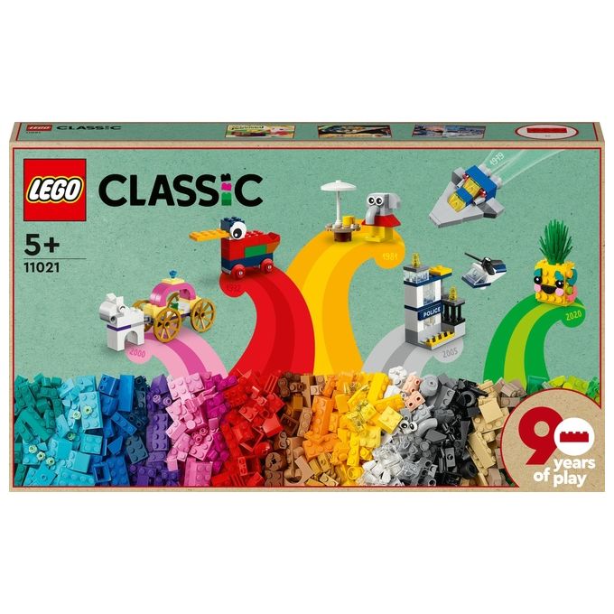 LEGO 90 Anni di Gioco Scatola con Mattoncini Colorati per 15 Mini Costruzioni di Modelli Iconici come un Treno Giocattolo, Giochi per Bambini dai 5 Anni - Disponibile in 3-4 giorni lavorativi