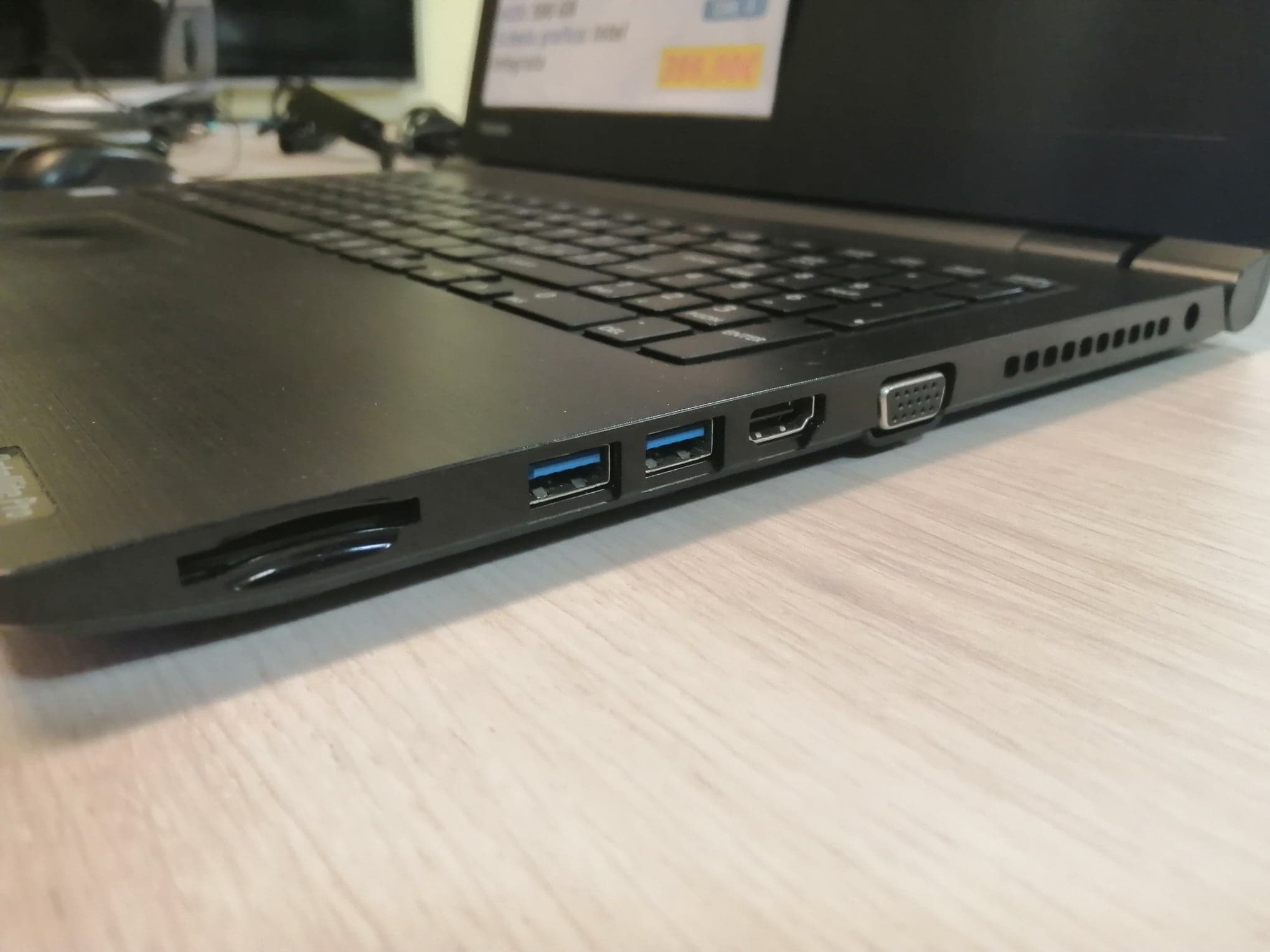 Notebook ricondizionato Toshiba Satellite Pro L-50C - Processore: I3-6006U - Ram: 4 GB - Archiviazione 120 GB SSD - 15.6" - Garanzia 1 anno